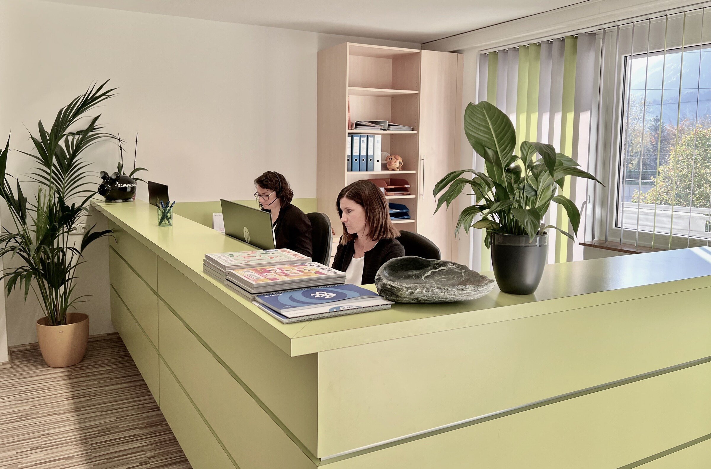 Das Team der UNIQA Generalagentur ​Fuetsch Ramina in ihren Geschäftsräumen